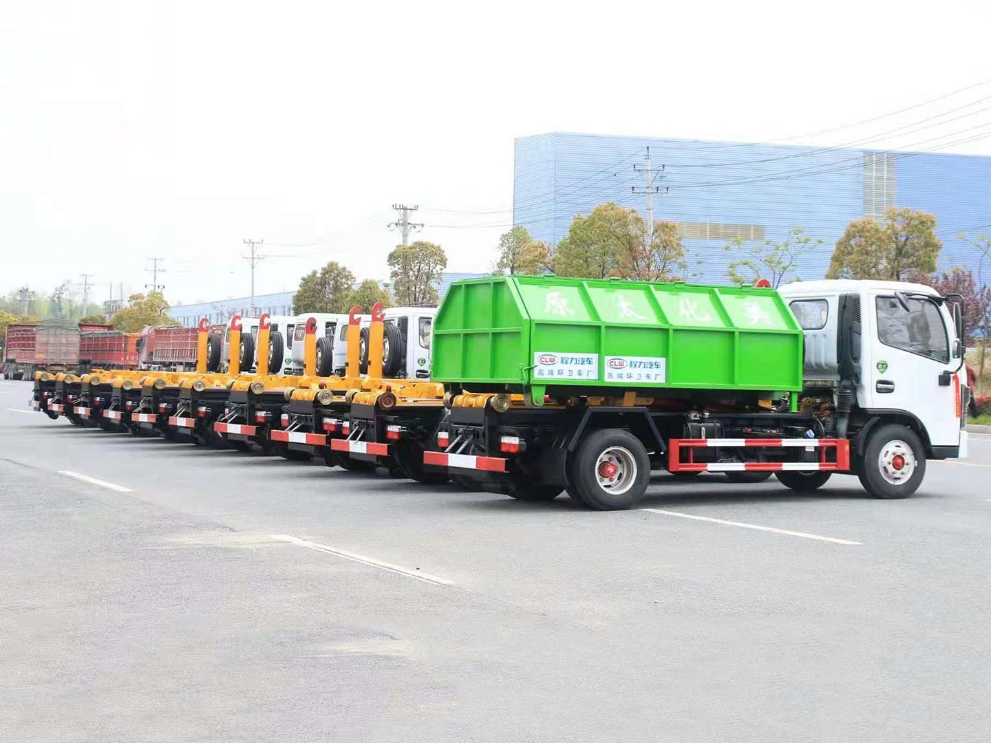 易倍·(中国)体育EMC集团东风多利卡拉臂垃圾车批量发车 