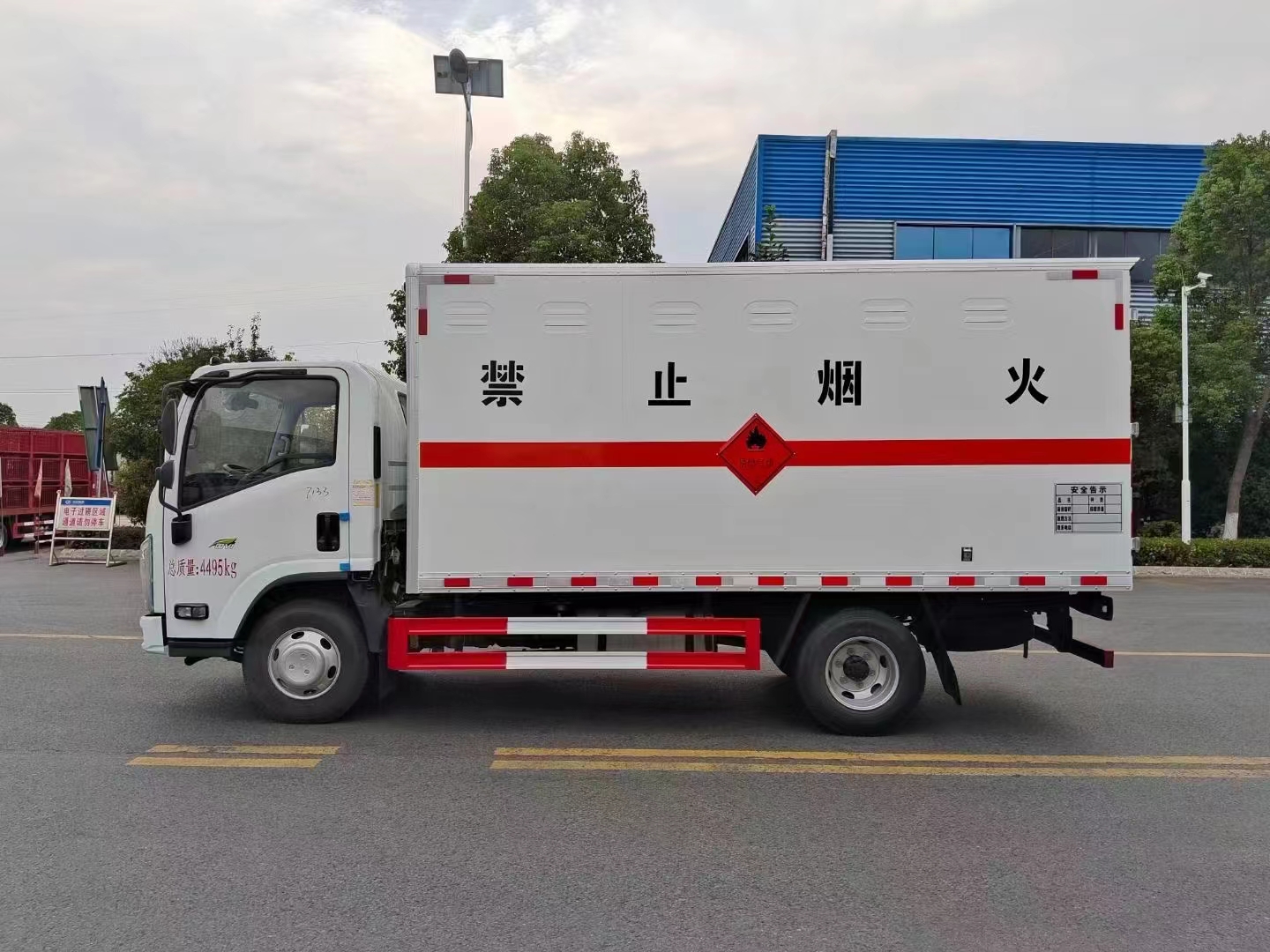 易倍·(中国)体育EMC集团专用车系列五十铃爆破器材运输车