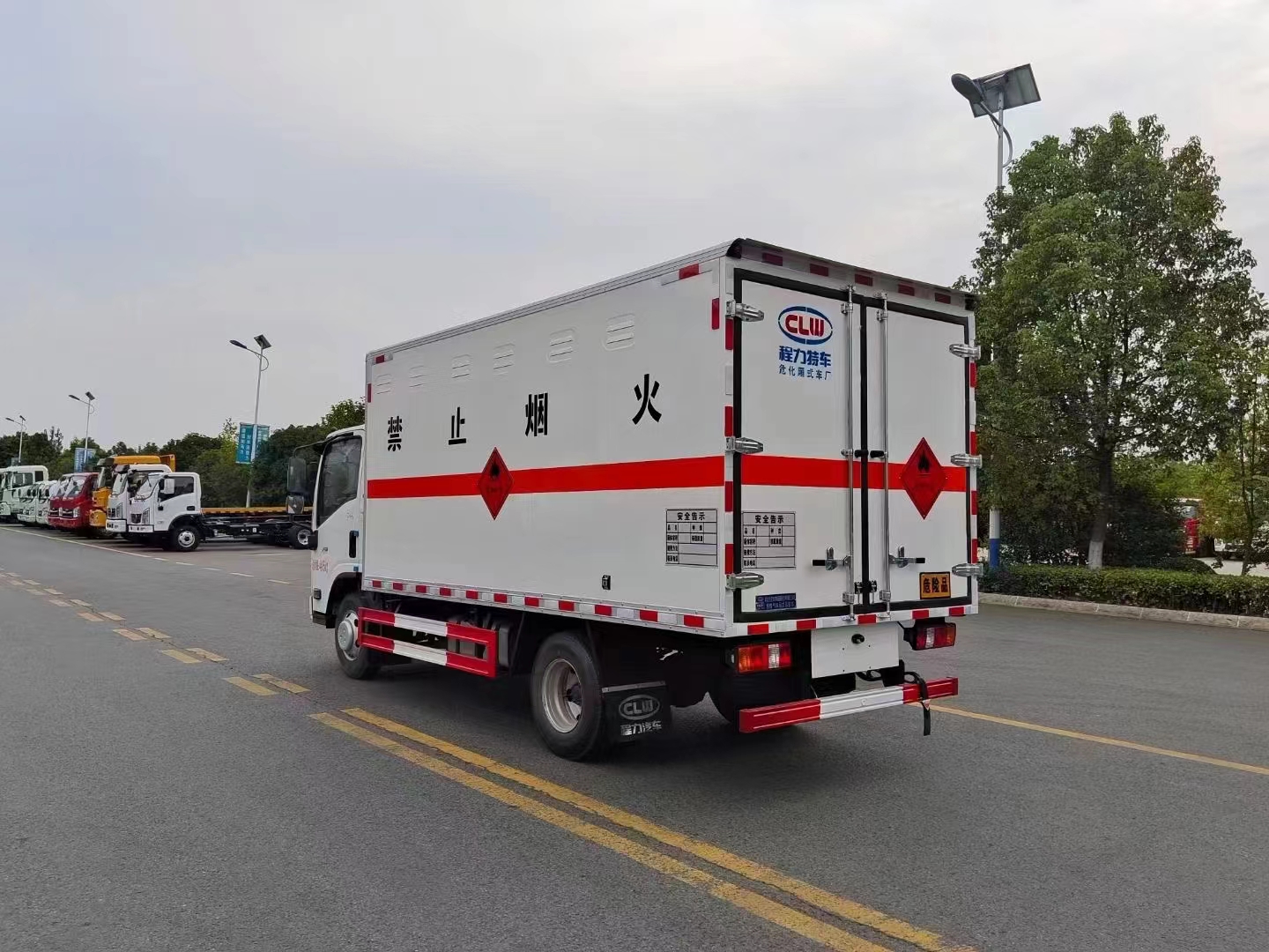 易倍·(中国)体育EMC集团专用车系列五十铃爆破器材运输车